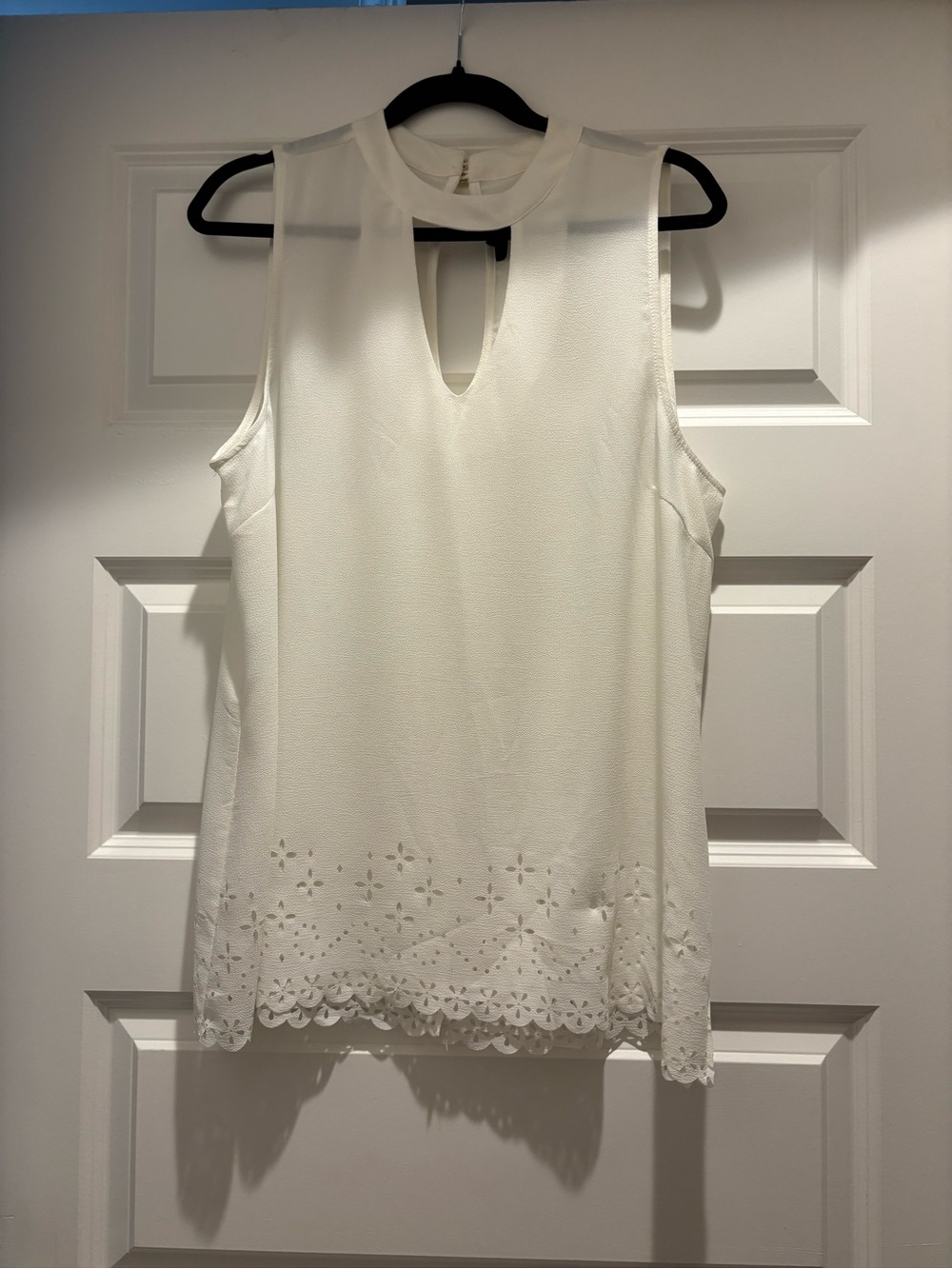 bobeau White Sleeveless Keyhole Eyelet-Hem Camisole